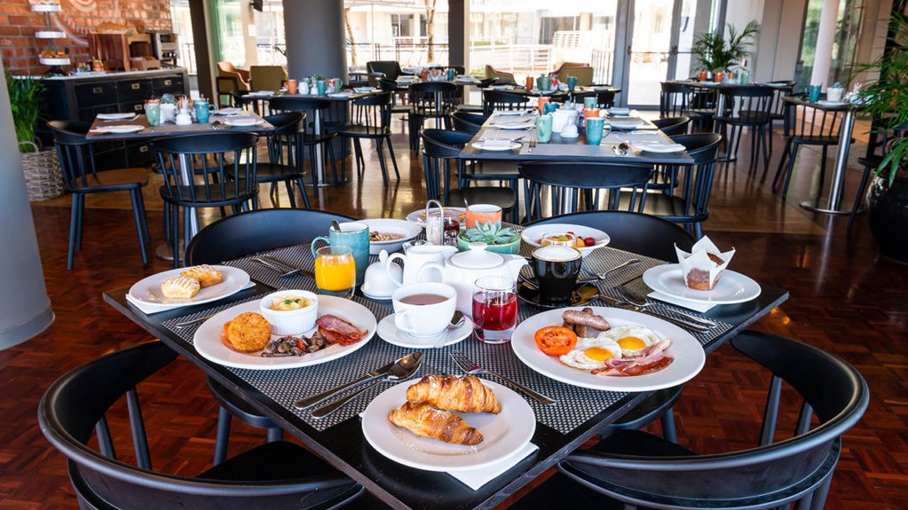 Canal-Cafe-Breakfast-aha-Harbour-Bridge-Hotel-and-Suites