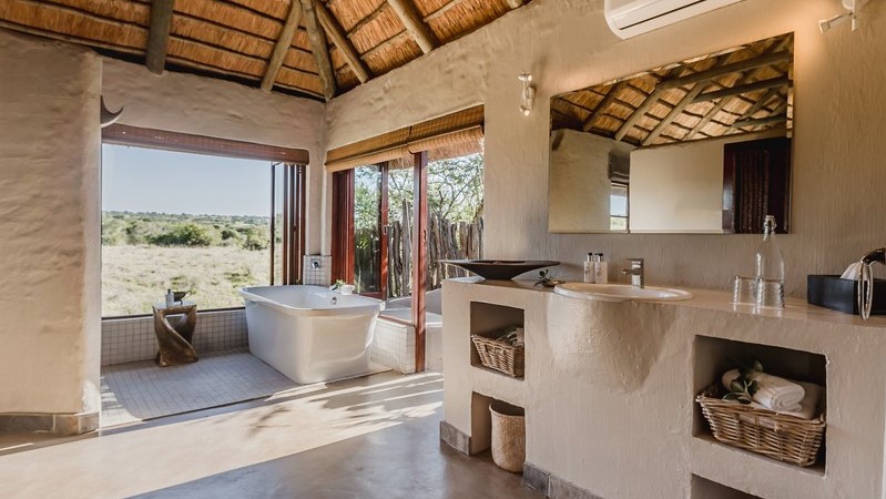 Hlosi Game Lodge Luxury King Suite
